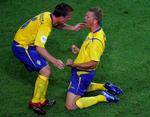 svensk. To tidligere FCK'ere, Tobias Linderoth (tv) og Marcus Allbäck jubler over sidstnævntes mål mod England ved VM i 2006. 