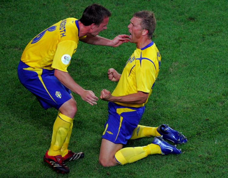 svensk. To tidligere FCK'ere, Tobias Linderoth (tv) og Marcus Allbäck jubler over sidstnævntes mål mod England ved VM i 2006. 