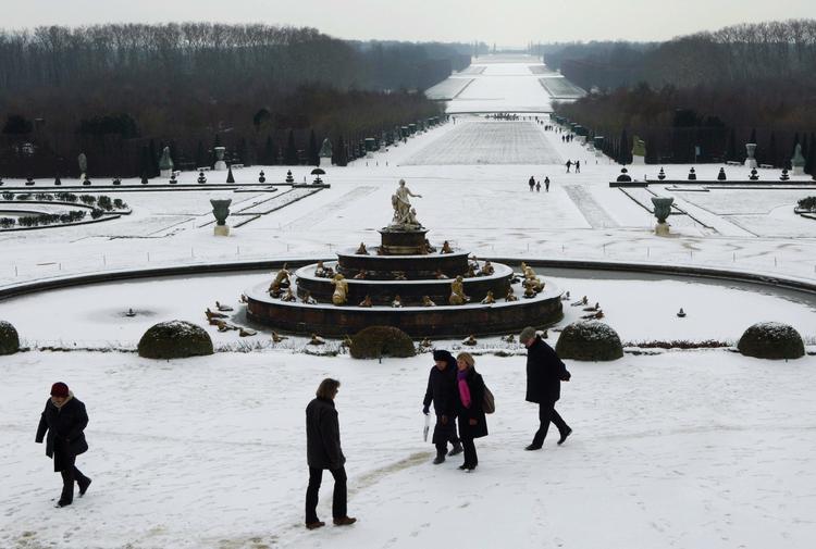 Vejr. Vinteren er hård i Nordeuropa. Her er sne og kulde i Frankrig. 
