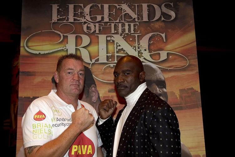 boksebrag. Brian Nielsen og Evander Holyfield i DR-byen til pressemøde. De to sværvægtere mødes i en kamp i DR's koncerthus. 