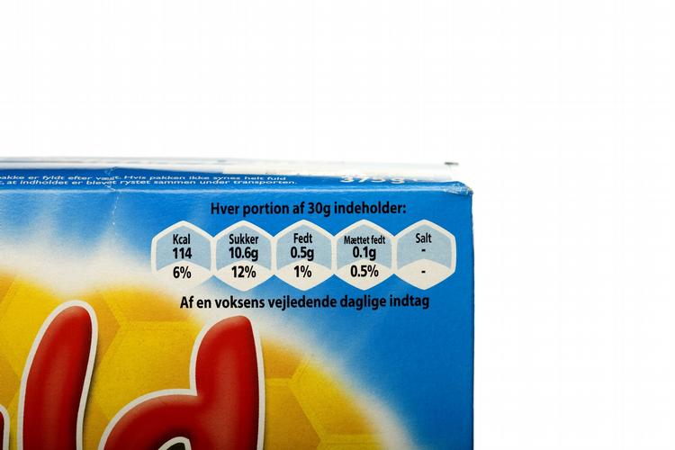 Det omstridte GDA-mærke, der angiver varernes indhold af energi, fedt og sukker per portion, findes allerede på en række produkter på supermarkedernes hylder blandt andet Guldkorn fra Kellogg's. 