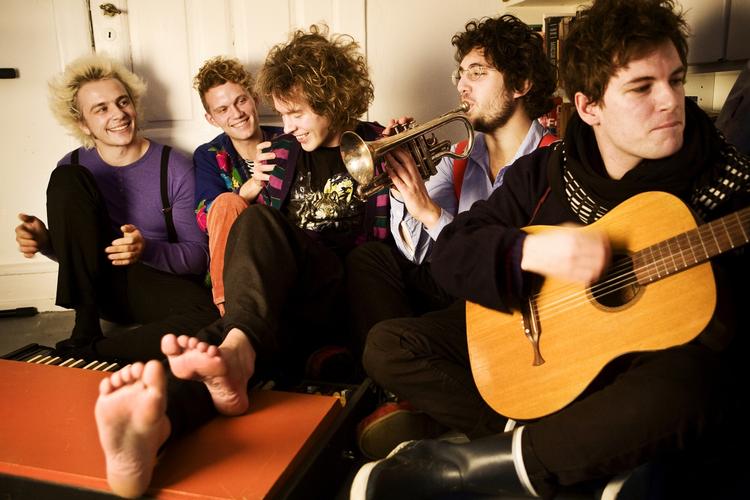 Indpakningsgrammy. Det er ikke for musikken, at Oh No Ono er nomineret, men derimod for indpakningen til deres album EGGS. En indpakning som i øvrigt er inspireret af en børnebog. 