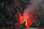 uro. Tilhængere af Bologna tænder ild på hjemmebanen 28. november før starten på kampen mod  Chievo. Kampen blev forsinket på grund af heftigt snefald. 