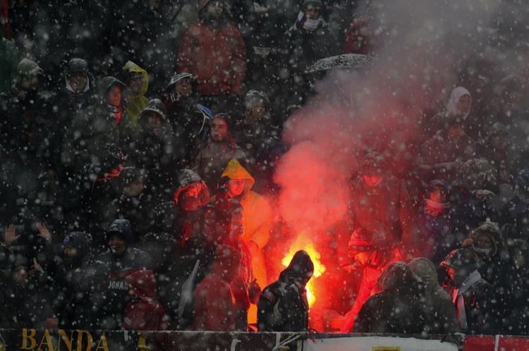 uro. Tilhængere af Bologna tænder ild på hjemmebanen 28. november før starten på kampen mod  Chievo. Kampen blev forsinket på grund af heftigt snefald. 