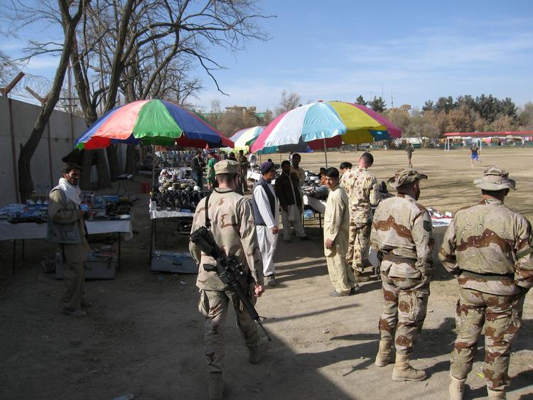 AFSTEMNING. Danske soldaters og nødhjælpsarbejderes indsats i Afghanistan berettiger dem ifølge politiken.dk-afstemning til titlen som årets helte. 