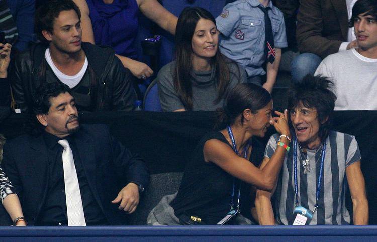 centrum. Diego Maradona (tv) ser ikke helt tilfreds ud med, at kvinden i midten er meget fokuseret på Rolling Stones-guitaristen Ronnie Wood ved en af de utallige tenniskampe, som den tidligere argentinske stjernespiller nu møder frem til. 