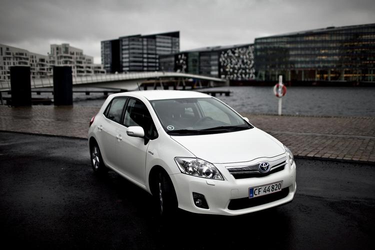 Toyta Auris koster omkring 250.000 hos forhandleren. Hvis du låner de 200.000 kroner hos Toyota over syv år koster det godt 40.000 kr. Hos Danske Bank koster lånet mellem 21.000 og 48.000 kroner mere. 