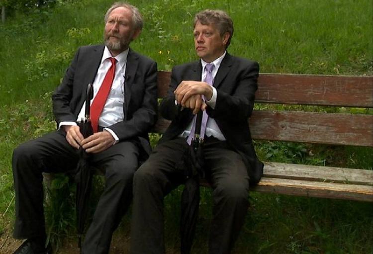 Øvbøv. To vise mænd tager på tur i Danmark. Men turen præsenteres overhovedet ikke, som de vise mænd havde tænkt sig. 