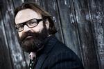 Måske har du set ham 'danse grøntsag' i tv-programmet 'Den 11. time' eller som forsanger i Frodegruppen 40 iklædt badedragt? Den 42-årige forfatter Jens Blendstrup udgav også for nylig romanen 'Bombaygryde', der begejstrede anmelderne. PR-foto 