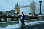 skuffelse. En englænder foran Tower Bridge modtager beskeden om, at Rusland fik tildelt VM i 2018. 