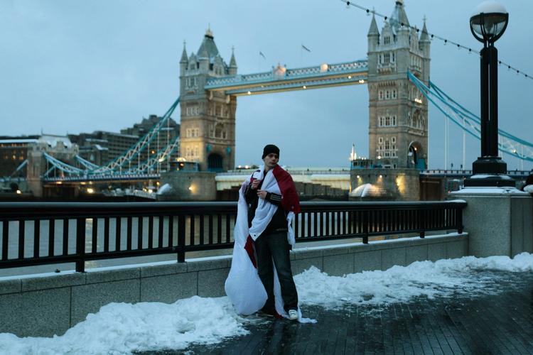 skuffelse. En englænder foran Tower Bridge modtager beskeden om, at Rusland fik tildelt VM i 2018. 
