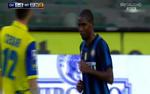 stanget. Samuel Eto'o (th) tager mål og tilløb, før han stanger Bostjan Cesar. Arkivfoto: AP/Sky Calcio 