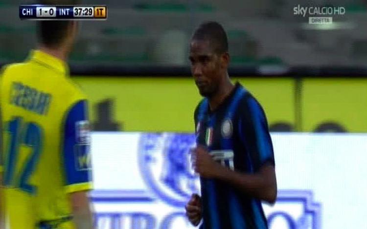 stanget. Samuel Eto'o (th) tager mål og tilløb, før han stanger Bostjan Cesar. Arkivfoto: AP/Sky Calcio 