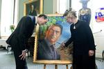 Afsløring. Anders Fogh Rasmussen, tidligere statsminister for Venstre, og nuværende generalsekretær for Nato, og kunstneren Simone Aaberg Kærn i forbindelse med afsløringen af portrætmaleriet på Christiansborg i dag. Se portrættet i større udgave nederst. 
