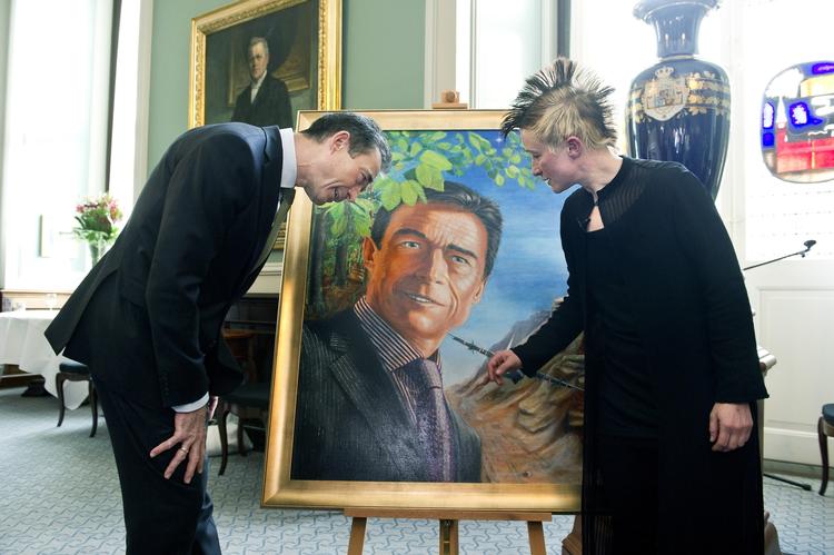 Afsløring. Anders Fogh Rasmussen, tidligere statsminister for Venstre, og nuværende generalsekretær for Nato, og kunstneren Simone Aaberg Kærn i forbindelse med afsløringen af portrætmaleriet på Christiansborg i dag. Se portrættet i større udgave nederst. 