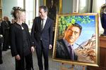 Foreviget. Maleriet af Anders Fogh Rasmussen blev præsenteret ved middagstid i dag på Christiansborg. »Jeg er meget glad for portrættet«, sagde den tidligere statsminister til kunstneren Simone Aaberg Kærn. Se portrættet i større udgave nederst. 