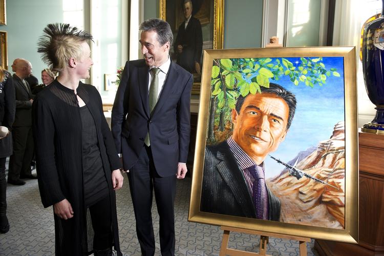 Foreviget. Maleriet af Anders Fogh Rasmussen blev præsenteret ved middagstid i dag på Christiansborg. »Jeg er meget glad for portrættet«, sagde den tidligere statsminister til kunstneren Simone Aaberg Kærn. Se portrættet i større udgave nederst. 