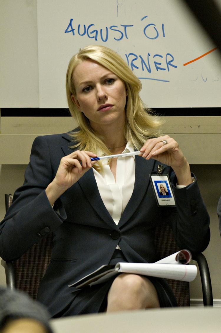 Naomi Watts spiller over for Sean Penn i et ægteskab, hvor loyaliteten testes af det politiske drama. 