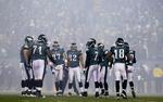 fyrværkeri. Philadelphia Eagles-angrebet kommer på banen i en tåge af røg i første del af kamepn mod Houston Texans. 