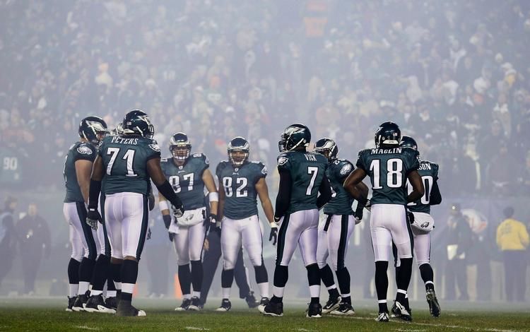 fyrværkeri. Philadelphia Eagles-angrebet kommer på banen i en tåge af røg i første del af kamepn mod Houston Texans. 