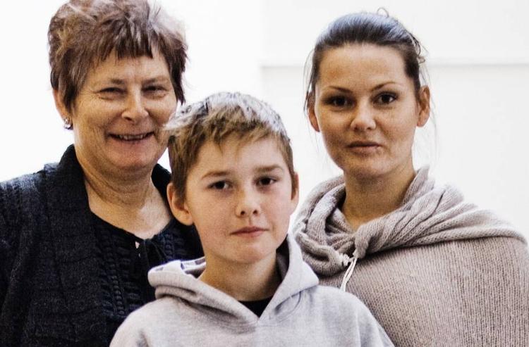 Line Caben Christian sen, 32 år, konsultationsSygeplejerske.  Scott, 11 år, og  mormor, Birgit  Christiansen, 61 år, pædagog, Hundested. 