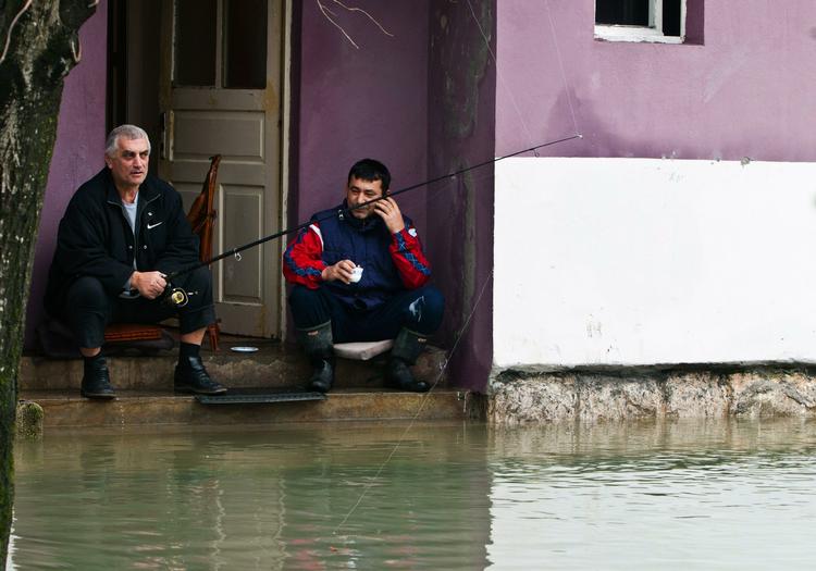 Fisketur. Tusinder er evakueret i Balkan-området på grund af oversvømmelser, mens andre tager det mere roligt. 