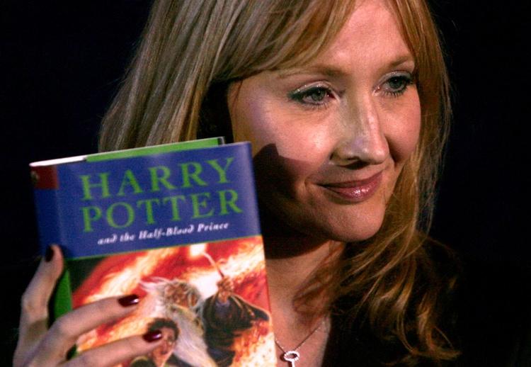 altruistisk. J.K. Rowling er blandt de britiske kulturpersonligheder, som bakker op om projektet World Book Night. 