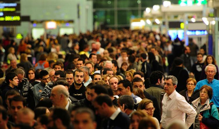 Menneskemylder. El Prat Llobregat-lufthavnen nær Barcelona  blev hurtigt fyldt med mennesker. 