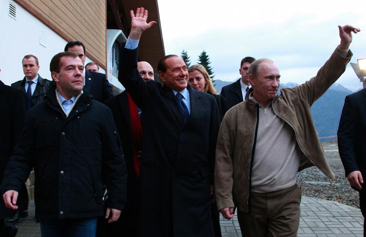 tilfreds. Den russiske præsident Medvedev (tv.) sammen med den italienske premierminister Berlusconi og Vladimir Putin. 