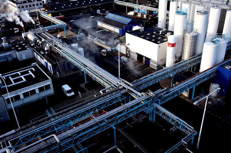 DOBBELTMORAL? Danmark eksporterer langt mere farligt affald,  end vi importerer. Det meste af importen havner her hos Kommunekemi i Nyborg, der ifølge eksperter er blandt verdens førende til at håndtere skidtet. 