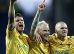 Brøndbys Alexander Farnerud i midten scorede til 2-0 og blev hyldet af Jan Kristiansen og Samuel Holmén. 