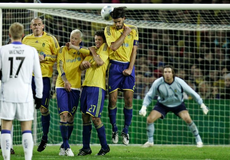 Spillere som  (i muren fra venstre) Morten Duncan Rasmussen, Alexander Farnerud, Jan Kristiansen og Max von Schlebrügge skal suppleres med nye stjerner, udtaler Brøndby-sponsor. Arkivfoto. 