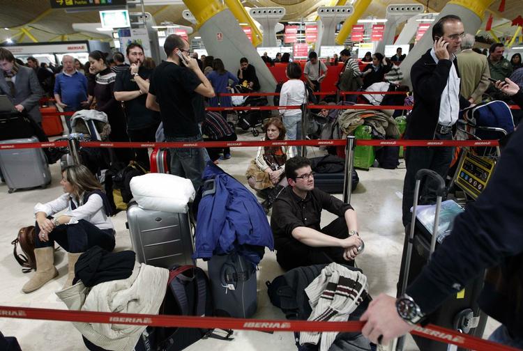 Aflysninger. Barajas-lufthavnen i Madrid er et af de steder, hvor mange rejsende har fået forlænget ventetiden markant. 