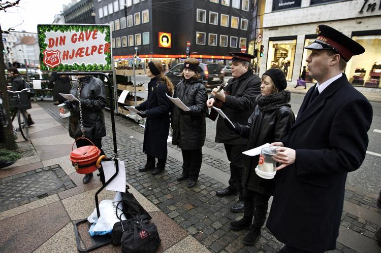 Skønsang. Der skal synges godt og længe, hvis Frelsens Hær skal indsamle penge til alle de fattige, der ikke kan modtage julehjælp i år. Måske et bidrag fra regeringen vil hjælpe. 