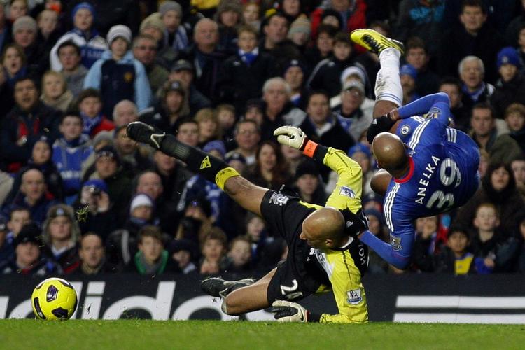 straffe? Nicolas Anelka tørner ind i en stillestående Everton-målmand Tim Howard. Chelsea-spilleren får straffe og målmanden gult kort. 