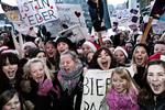 HVIIIIIIIIIIIIIIIIIIIIIIIIIIN. Omkring 100 teenagere gik Bieber-amok på Rådhuspladsen for over for omverdnen at erklære hvor uendeligt højt de forguder Justin Bieber. 