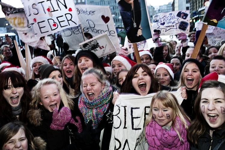 HVIIIIIIIIIIIIIIIIIIIIIIIIIIN. Omkring 100 teenagere gik Bieber-amok på Rådhuspladsen for over for omverdnen at erklære hvor uendeligt højt de forguder Justin Bieber. 