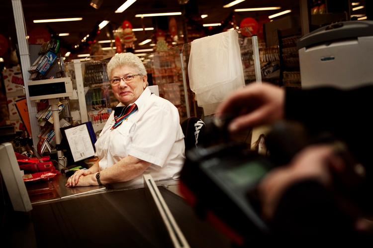 Glad. Bente Madsen er en af de mange, som har fortrudt sit farvel til arbejdslivet, men hun er en af de få, som har fundet tilbage i job. Hun holder fri tirsdag og  torsdag, men ellers er hun  at finde bag kassen i Kvickly. 