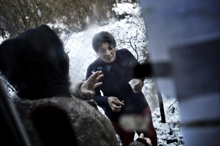 Brr. Ifølge dansk lov har udlændinge ikke adgang til de offentlige herberger i det vinterkolde Danmark. Her er det Stella og Marie fra Rumænien, der får sig en smøg udenfor 'En Varm Seng' 