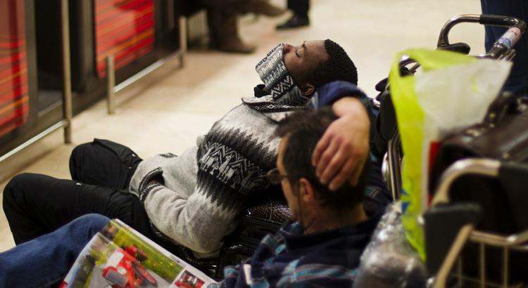 Træthed. Passagerer i Barajas-lufthavnen i Madrid får sig en skraber. 