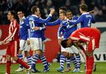 Mål. Schalke-spillerne fejrer Höwedes' (th) scoring til 2-0. 
