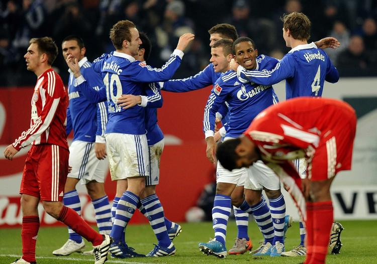 Mål. Schalke-spillerne fejrer Höwedes' (th) scoring til 2-0. 
