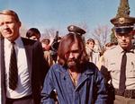 KULTLEDER. Charles Manson eskorteres tilbage til fængslet efter et retsmøde i december 1969. 