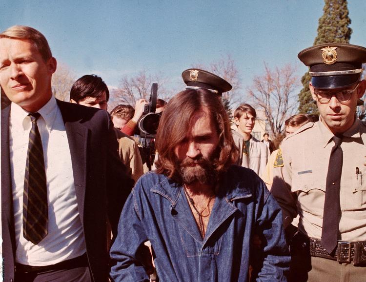 KULTLEDER. Charles Manson eskorteres tilbage til fængslet efter et retsmøde i december 1969. 