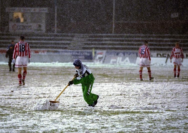 klar. Bolddrenge og andet stadionpersonale får en travl eftermiddag på de sneplagede  danske Superliga-stadions. 
