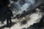 Slukning. En brandmand tager en pause i kampen mod flammerne. 