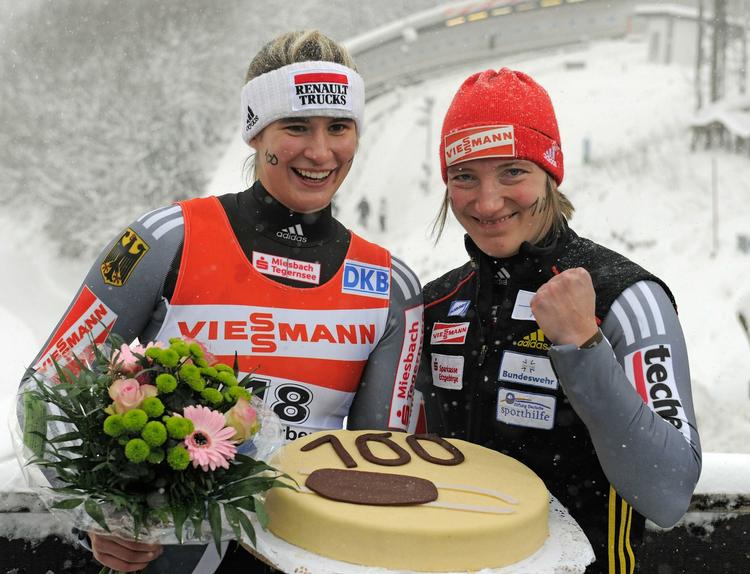jubilæum. Tatjana Hüfner (t.h.) fejrer sejren med Natalie Geisenberger, der med seks sejre også har bidraget til rekorden. . 