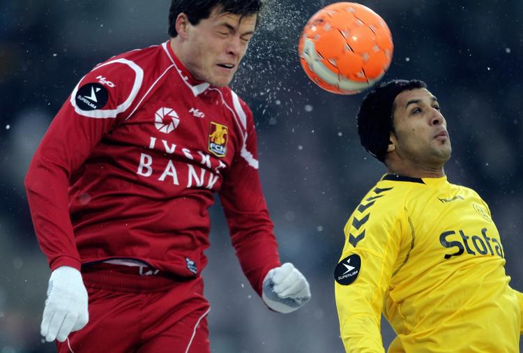 Action. Gilberto Macena i nærkamp med FCN's Daniel Jensen (t.v.) 