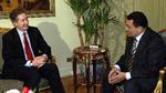 KRISE. Viceudenrigsminister William Burns beskylder WikiLeaks' for at skade USA's diplomati. Her er han fotograferet med præsident Hosni Mubarak fra Egypten - der beskrives som en 'stædig og vrangvillig allieret' i offentliggjorte depecher. 