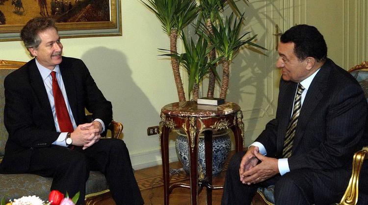 KRISE. Viceudenrigsminister William Burns beskylder WikiLeaks' for at skade USA's diplomati. Her er han fotograferet med præsident Hosni Mubarak fra Egypten - der beskrives som en 'stædig og vrangvillig allieret' i offentliggjorte depecher. 